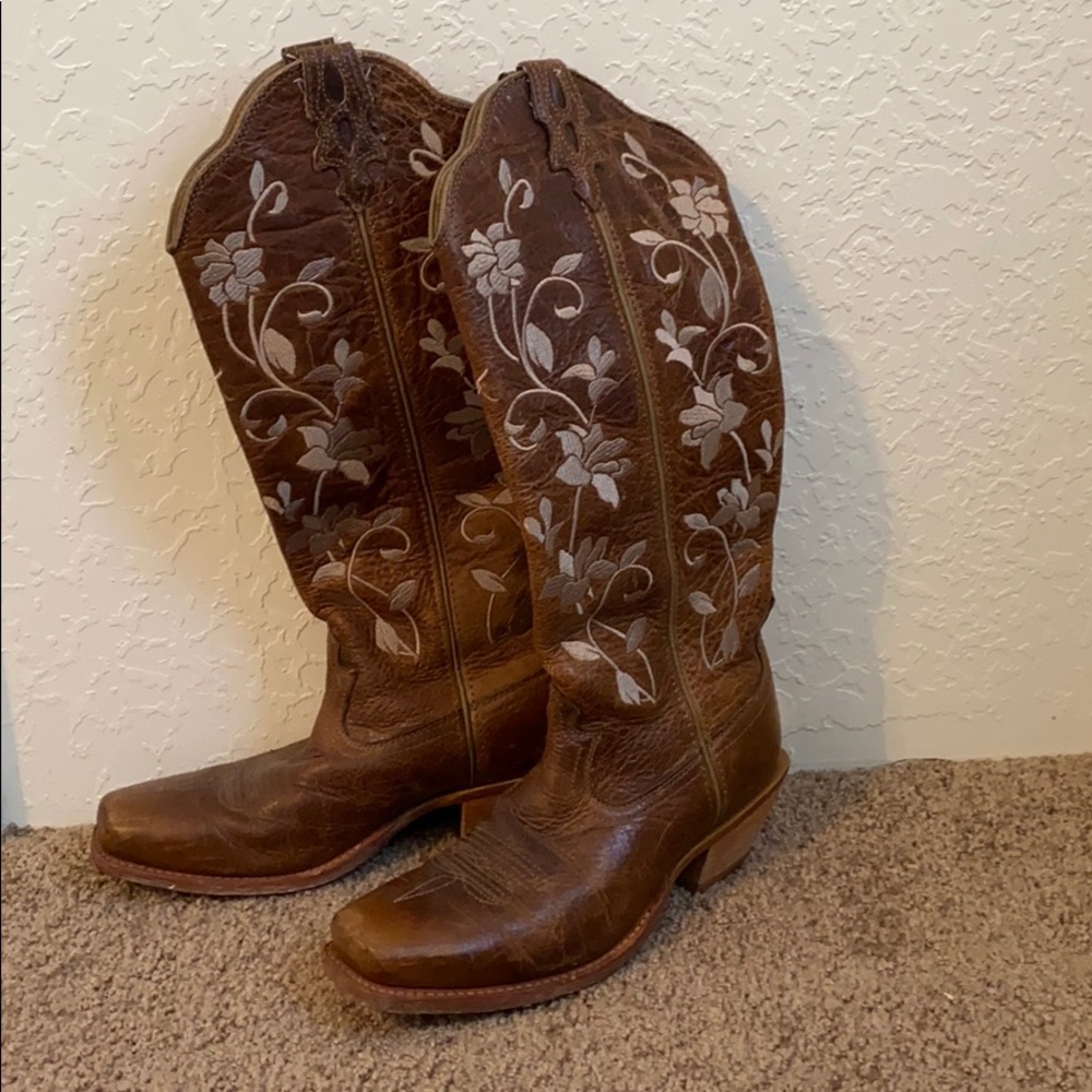 Hardly worn size 7 1/2 twisted x boots